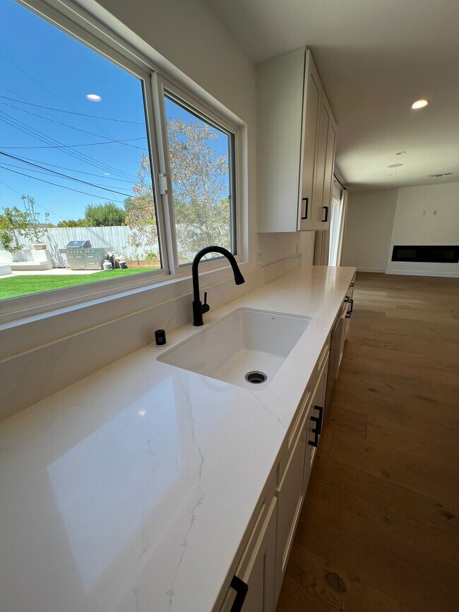 Building Photo - 1863 Burleson Ave