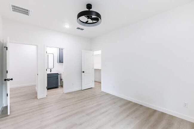 Building Photo - 1704 Elkhart Ave