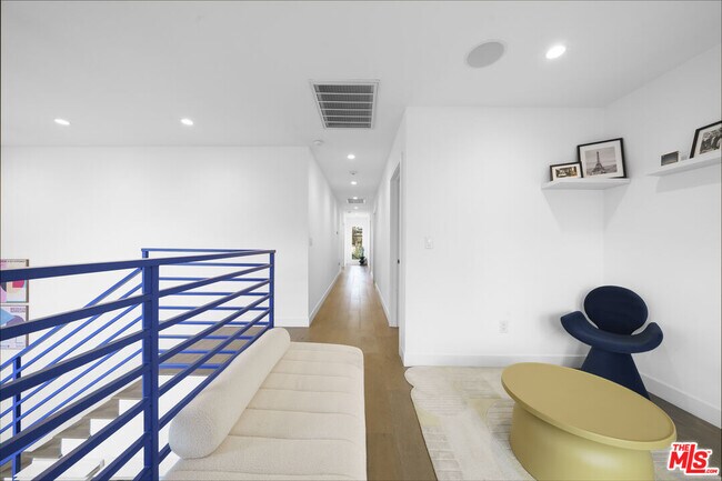 Building Photo - 848 N Las Palmas Ave