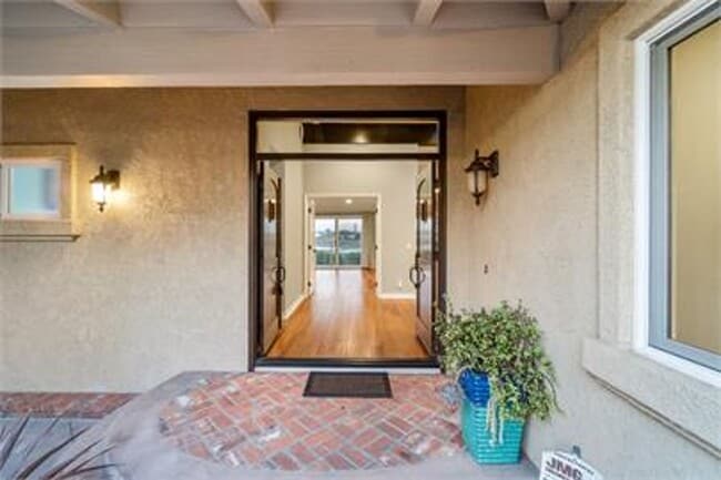 Building Photo - Large 5 bed Masterpiece Home with Back Bay...