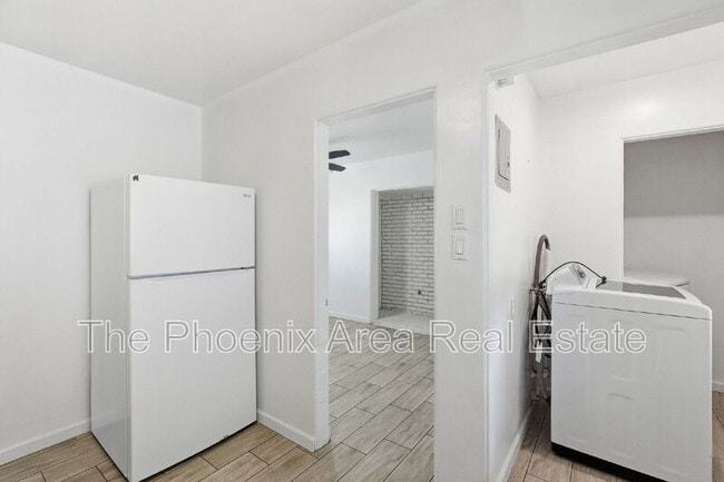 Building Photo - 2245 E Flower St