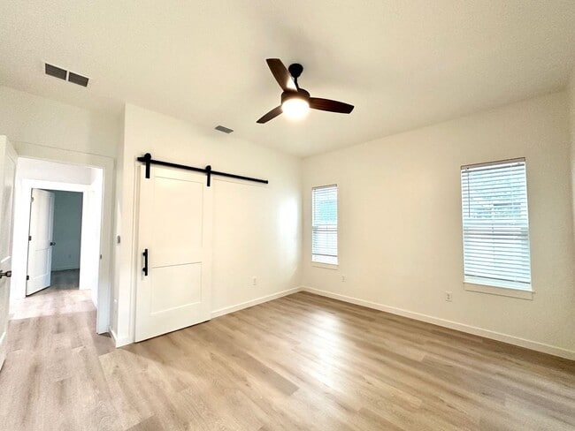 Building Photo - Gorgeous New Home! Close to Historic District and Beach