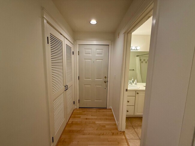 Building Photo - 1629 Queen Anne Ave N