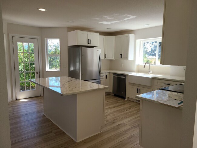 Building Photo - Beautiful Updated 3 bedroom 2.5 bath Hayde...