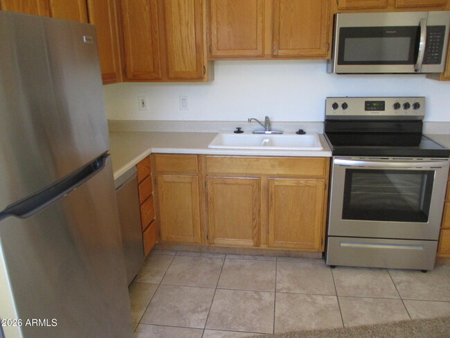 Building Photo - 820 W Knox Rd