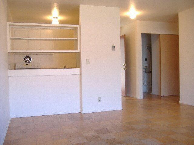 Building Photo - 525 E Roy St