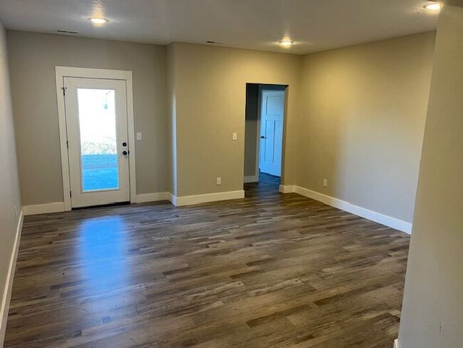 Building Photo - BEAUTIFUL DUPLEXES in Ozark!!!! 4 bedroom,...