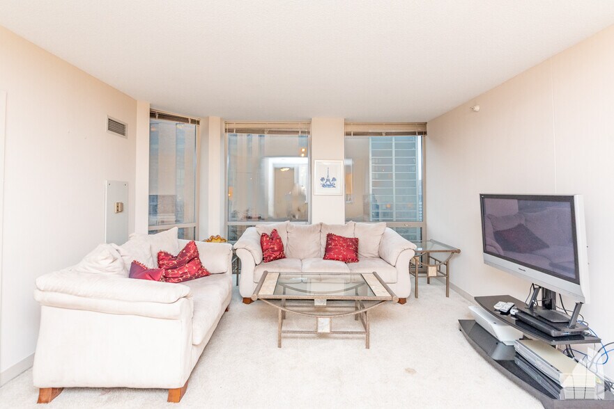 Building Photo - 222 N Columbus Dr