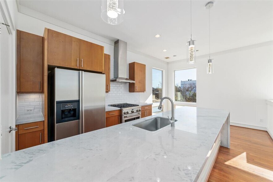 Building Photo - 821A W 25th St