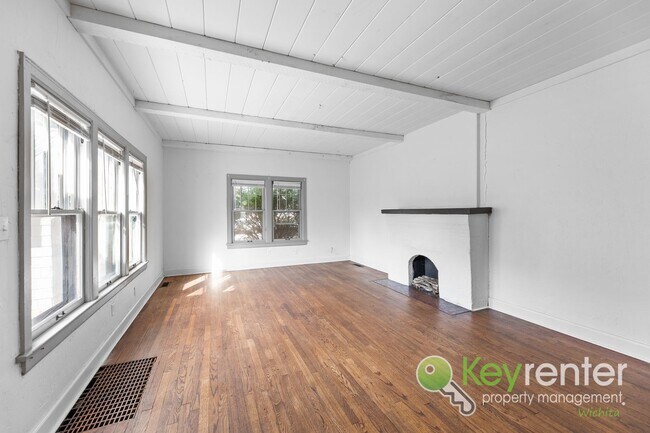 Building Photo - E Lewis St Duplex