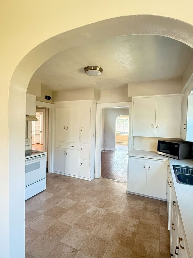 Building Photo - Spacious 5-Bedroom Home near WWU!