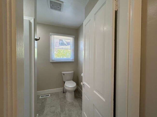 Building Photo - Rent Special! - Gorgeous 3 Bed + Bonus Roo...