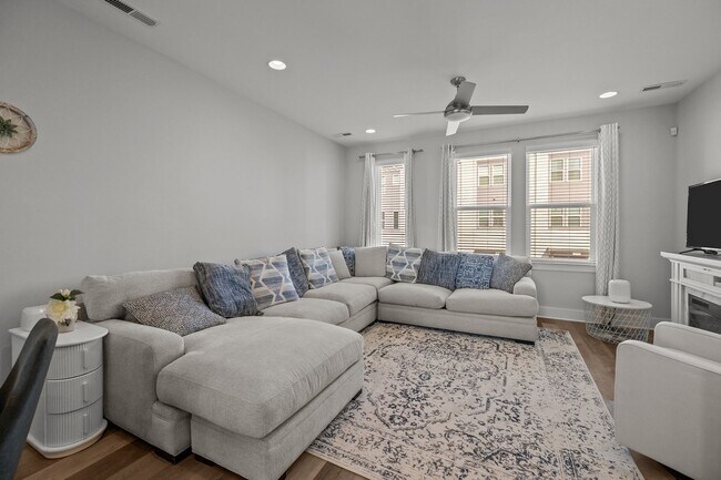 Building Photo - 644 W End Dr