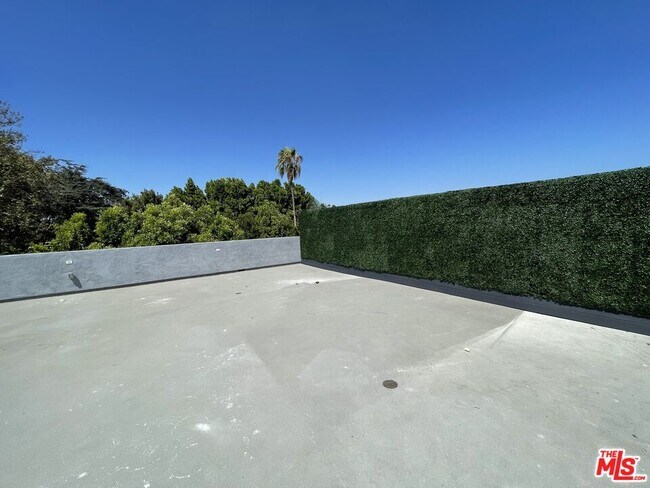 Building Photo - 4806 Sylmar Ave