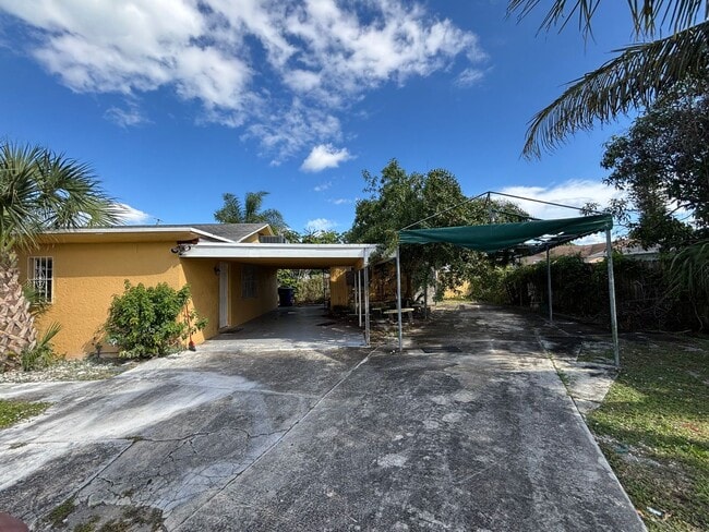 Building Photo - 4 Bedroom 1 1/2 Bathroom Single Family House