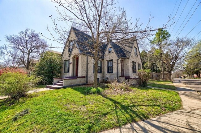 Primary Photo - 404 Chautauqua Ave