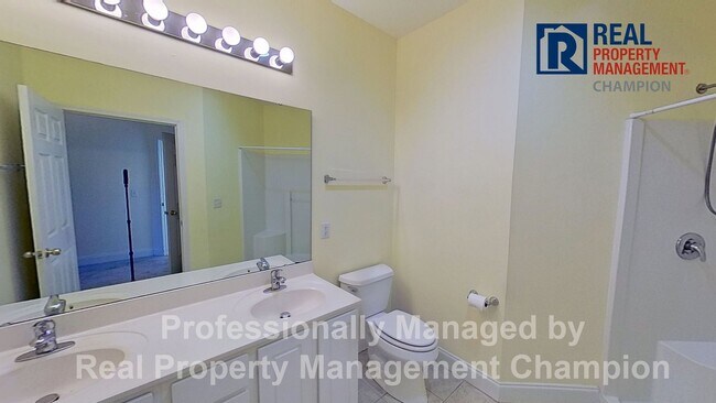 Building Photo - End Unit Condo with Open Floorplan and Spl...