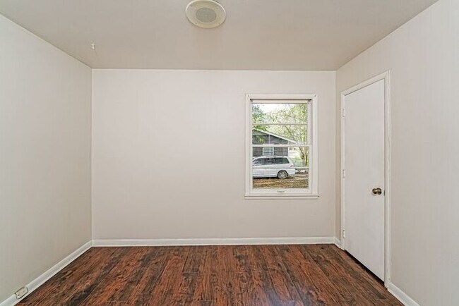 Building Photo - $1,199! 3Bed/ 1 Bath House! North of Birmingham! Save 50% off the first full month's rent. Apply ...