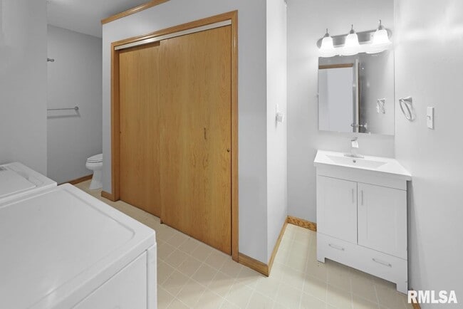 Building Photo - 103 E 2nd St