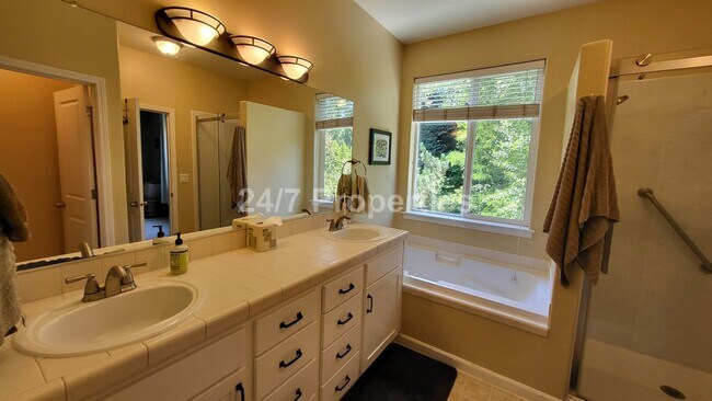 Building Photo - Beautiful 3 BD | 2.5 BA Near Tanner Creek ...