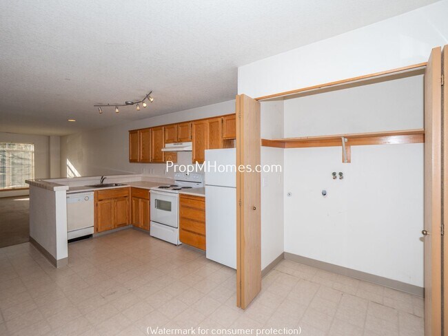 Building Photo - Two Bedroom Townhome In SE Portland w/ Lar...