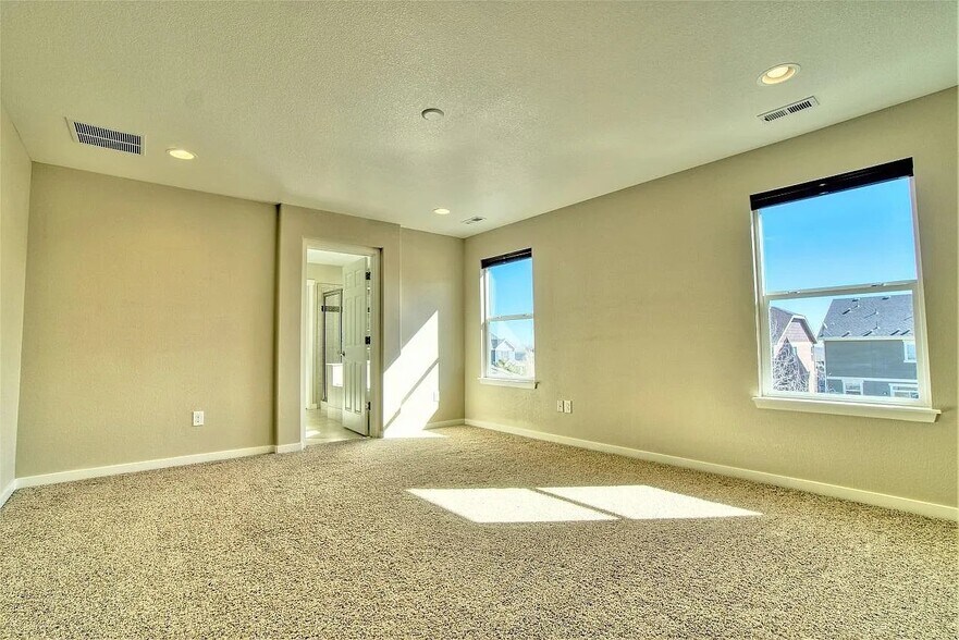 Building Photo - 5796 Dunraven St