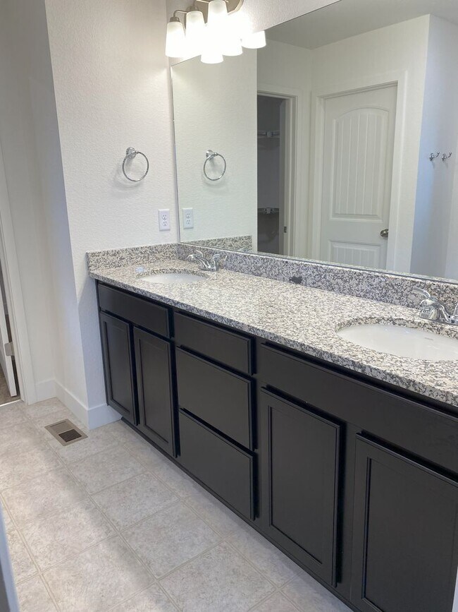 Building Photo - Stunning 4 bed 3.5 bath in Johnstown. Available NOW!