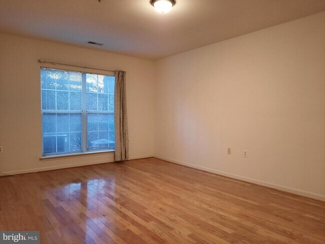 Building Photo - 7011 Falls Reach Dr