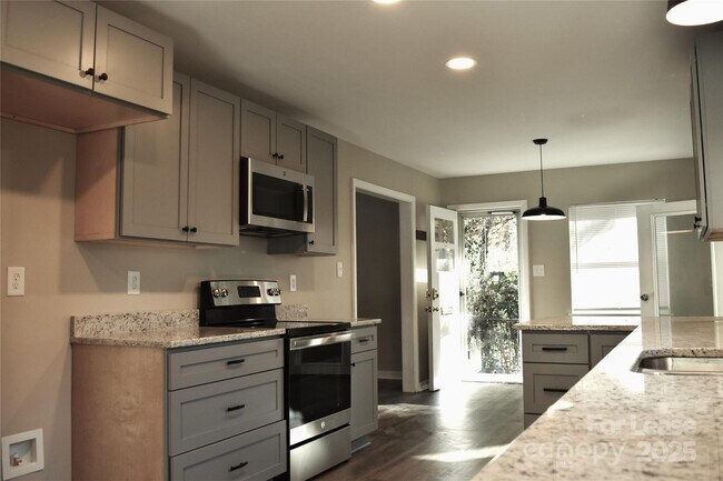 Building Photo - 320 W Stewart Ave