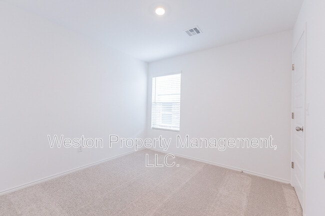 Building Photo - 5901 Bradford Pear Ln
