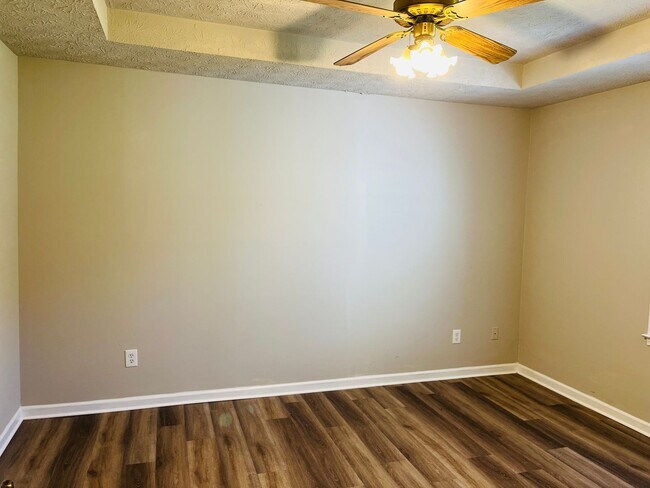 Building Photo - 10 Fredda Ln
