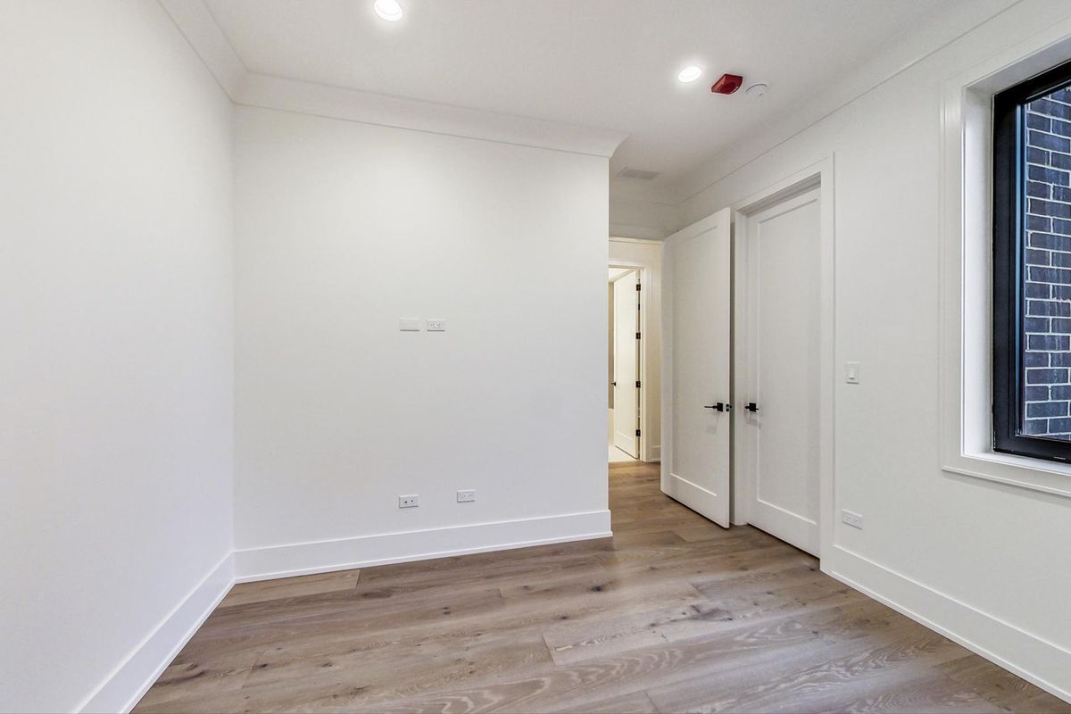 Building Photo - 4920 N Lincoln Ave