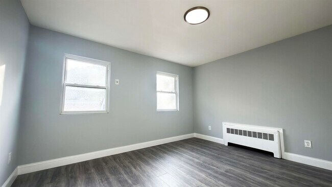 Building Photo - 552 38th St