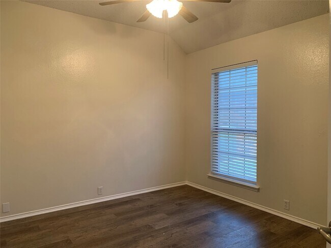 Building Photo - 4725 Park Bend Dr