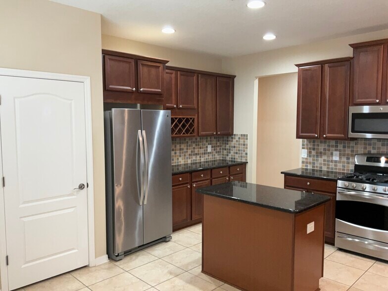 Building Photo - 16017 Loneoak View Dr