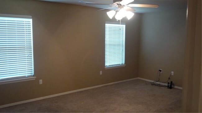 Building Photo - 649 N Longfellow Ln