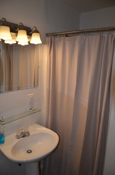 Owners suit shower - 115 Phipps St