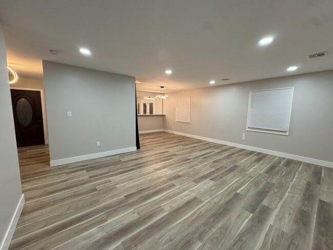 Building Photo - 24 Pilgrim Ln