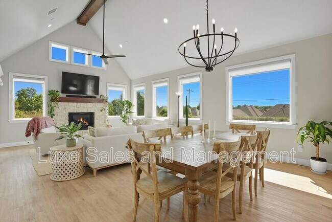 Building Photo - 4200 Abbey Pk Dr