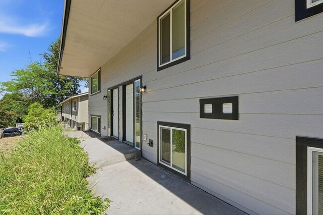 Building Photo - 10923 E 16th Ave