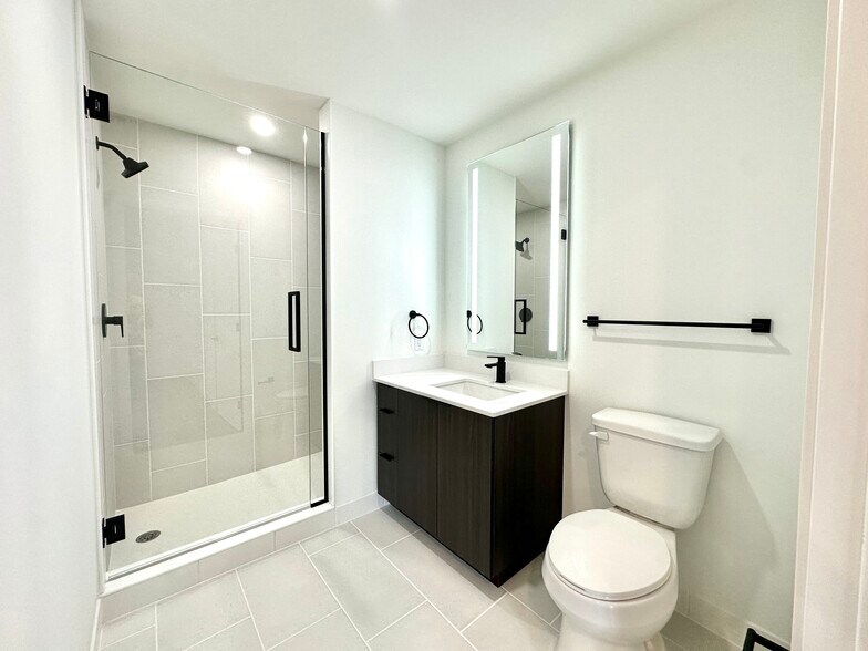 Building Photo - 1900 NW 1st Pl