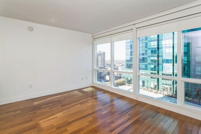 Building Photo - 77 Hudson St