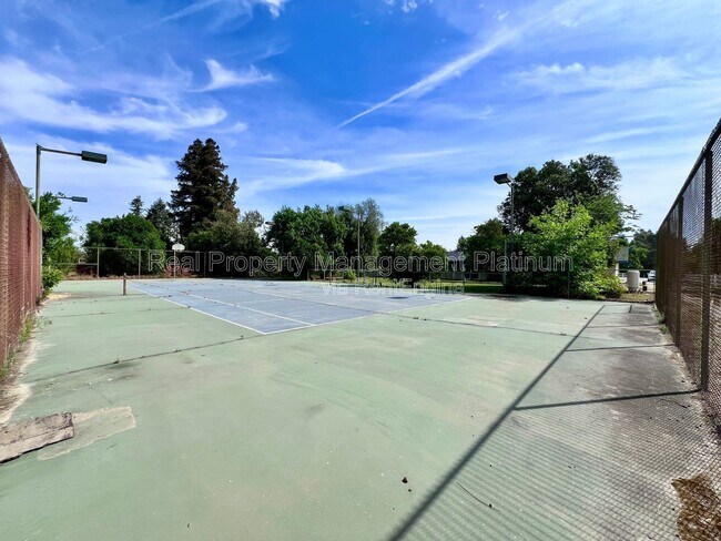 Building Photo - 9193 N Fowler Ave