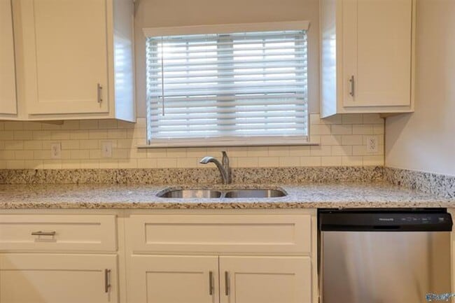 Building Photo - Fall in love with this stunning 4-bedroom, 3-bathroom full-brick ranch home