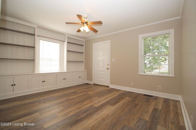 Building Photo - 2421 Lindbergh Dr