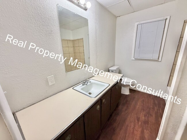 Building Photo - 3 Bed 2 Bath Duplex Now Available!