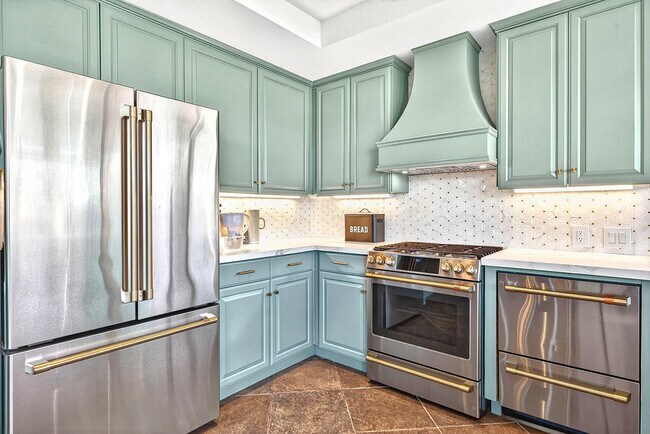 Building Photo - 10 Colonial Dr