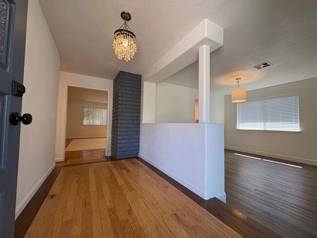 Building Photo - Beautiful 3 Bed, 2 Bath Home in a Desirabl...