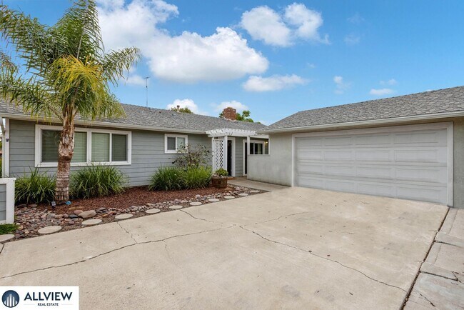 Building Photo - Serra Mesa 3 Bedroom Home with Private Yard & Oversized 2-Car Garage