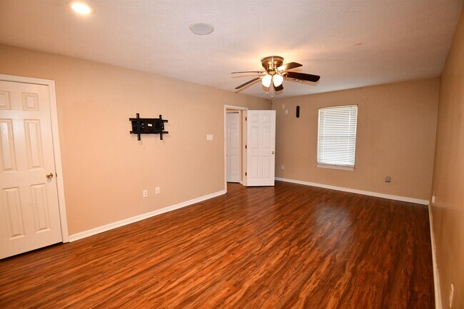 Building Photo - 604 Derouen St